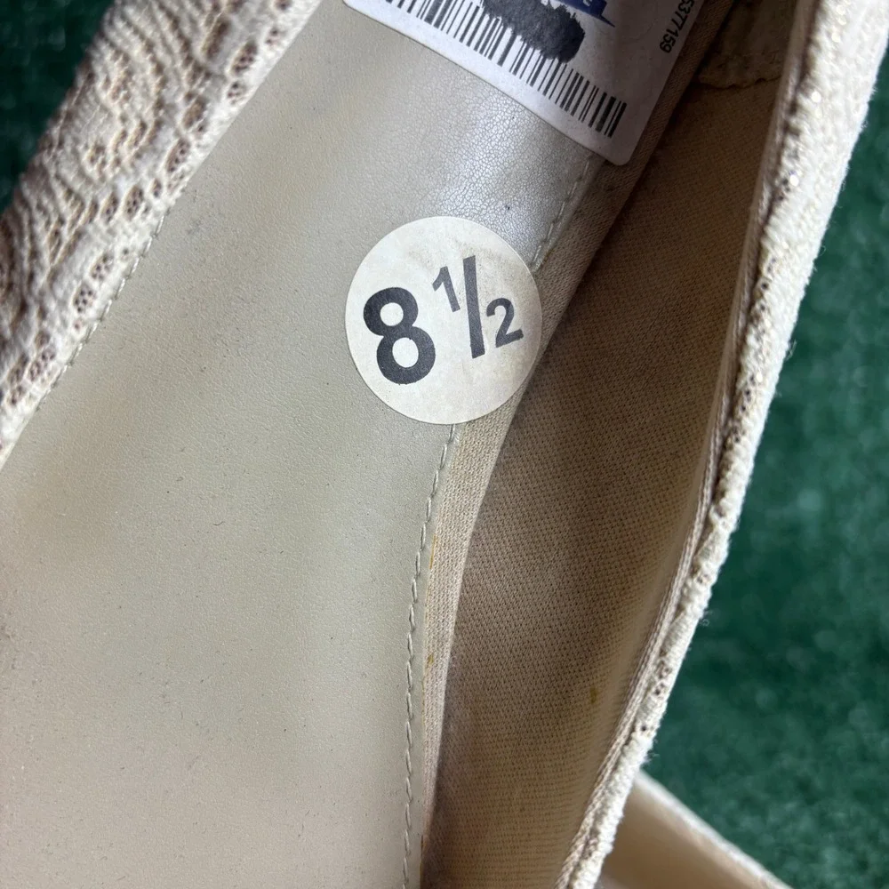 NEW Fergalicious Lace Ruffle Bow Romantic Ballet Flats Cream Ivory Womens Sz 8.5